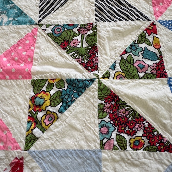 Vintage 1970s quilt, hand stitched, pinwheel pattern, twin to full size - Picture 4 of 11